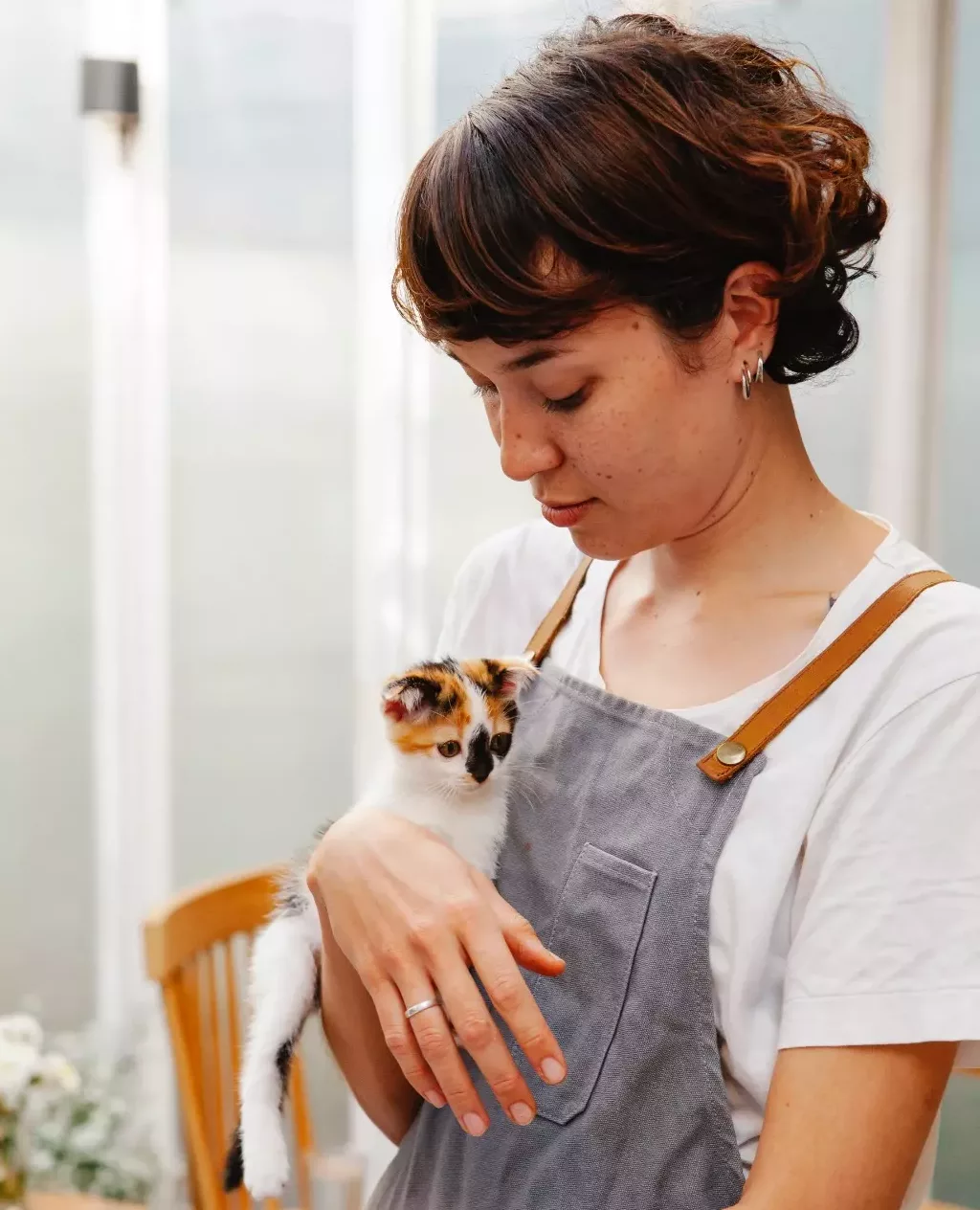 a women lovely hold the cat