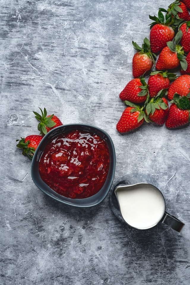 Show strawberries and strawberry jam